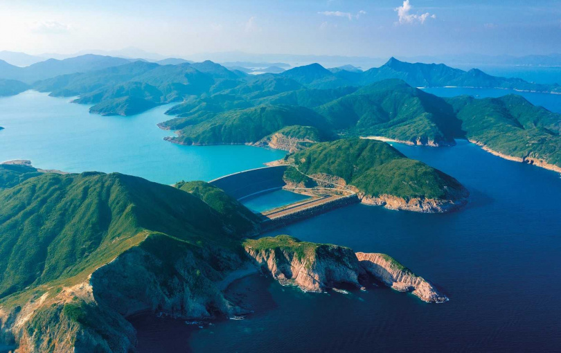 麥理浩徑萬宜水庫的六角形火山岩柱群獲選為首百個國際地質科學聯合會地質遺產地。（圖／香港旅遊發展局提供）