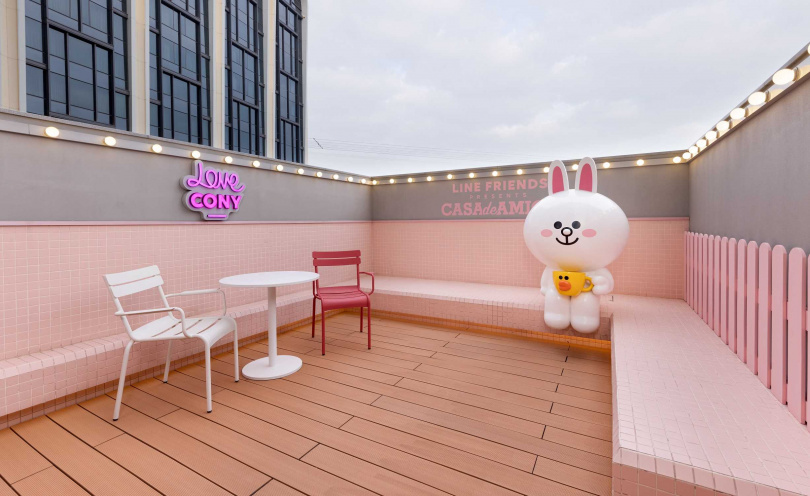 「LINE FRIENDS PRESENTS CASA DE AMIGO」共有82間客房及套房，圖為LINE FRIENDS高級露台客房陽台一景。