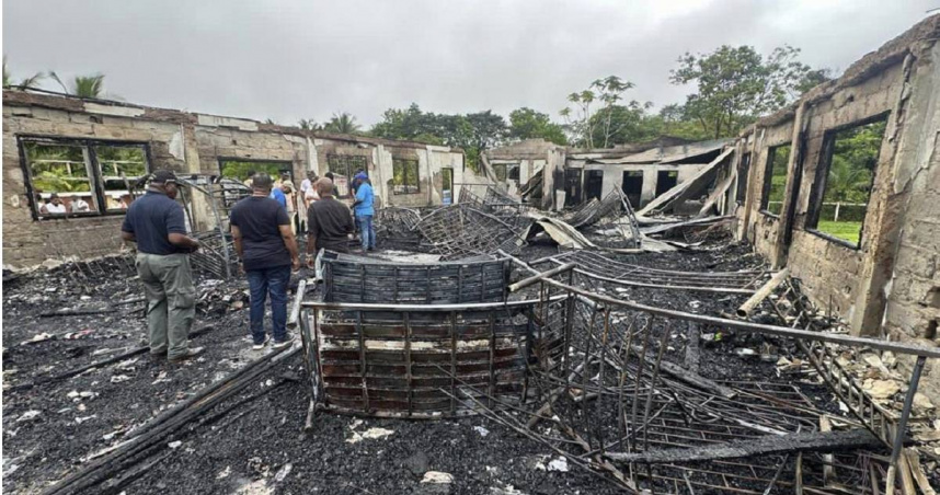 南美洲國家蓋亞那（Guyana）21日當地一處中學的女學生，因為不滿老師將其手機沒收，竟放火燒宿舍，釀成19死20人受傷，其中2人目前仍處於命危狀態。（圖／美聯社）