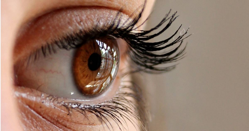 西班牙一名66歲婦女忍受眼疾多年求醫無果，直到2019年才終於藉由外科手術，將卡在眼中長達54年的石屑取出。（示意圖／Pexels）