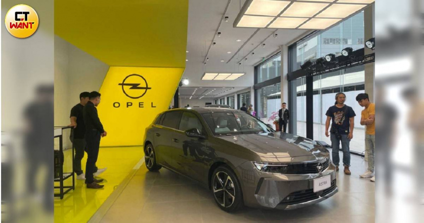 Opel總代理歐吉汽車在發表會前，搶先展示第6代五門掀背Astra。（圖／劉芯衣攝）