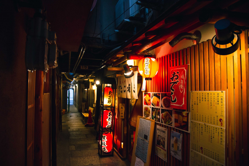 日本旅遊達人就透露，若去居酒屋不要一進去就亂拍，要先點完餐並詢問。（示意圖／翻攝自pexels）