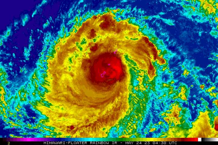 瑪娃颱風出現厚實、非常強的眼牆。（圖／翻攝NOAA）