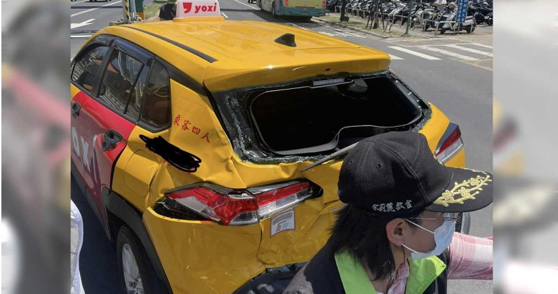 計程車與砂石車猛烈碰撞，玻璃、車尾幾近撞爛。（圖／翻攝自黃豪平臉書）