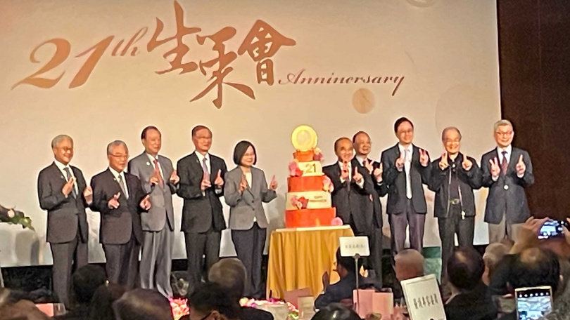 蔡英文總統今年3月出席生策會感恩會，左為台新金控董事長吳東亮，右為國泰金控董事長蔡宏圖。（圖／報系資料照）