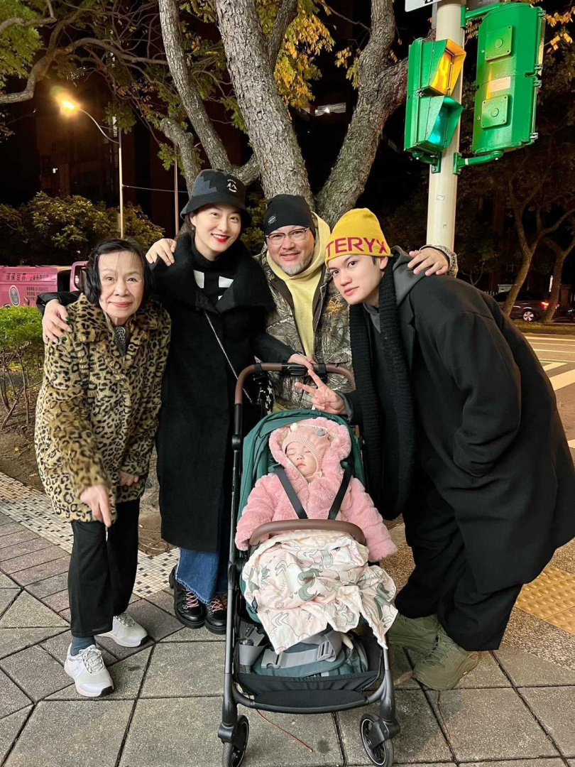 劉子銓（右起）、劉亮佐、趙小僑以及奶奶和寶寶典典一家人感情相當好。（圖／取自臉書）