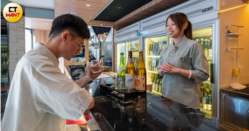 店長佳瑩（右）本身是日本酒唎酒師，會依據客人偏好風味建議品飲酒款。（圖／焦正德攝）