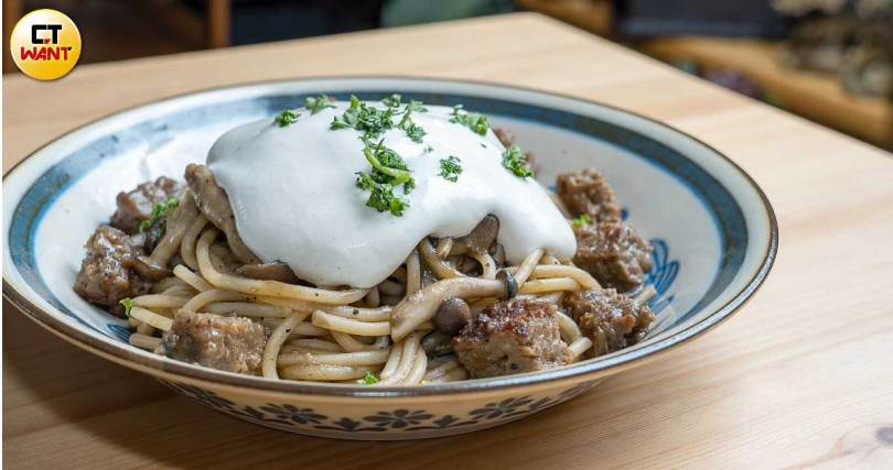 「多明格拉斯牛粒」義大利麵上覆蓋的Vegan Ricotta，是以腰果、燕麥奶與豆腐用氮氣瓶打成奶霜狀，用以仿製瑞可塔起司。（280元，圖／焦正德攝）