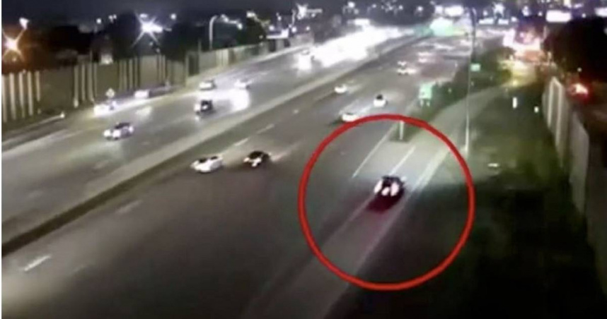 5名年輕女子被闖紅燈的超速轎車撞上，無人生還。（圖／翻攝自臉書）