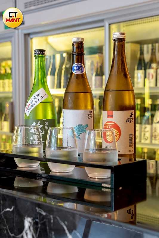 「日本酒精選套酒」左起為「瀧澤特釀」、「大納川 天花 龜之尾」、「藏埠頭COLOR純米酒」。（1,000元，套酒品項依現場而定，圖／焦正德攝）