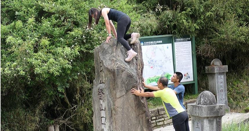 女山友攀玉山登山口石碑挨批。（圖／翻攝登山通報站臉書）