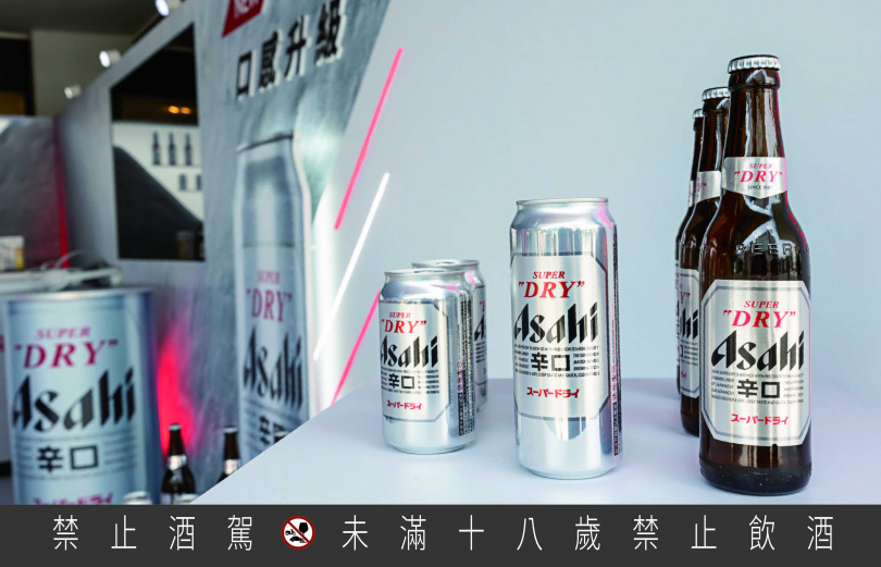 NEW ASAHI SUPER DRY瓶身將品牌的經典銀色以磨砂霧面和光滑亮面交錯呈現。（圖／ASAHI提供）