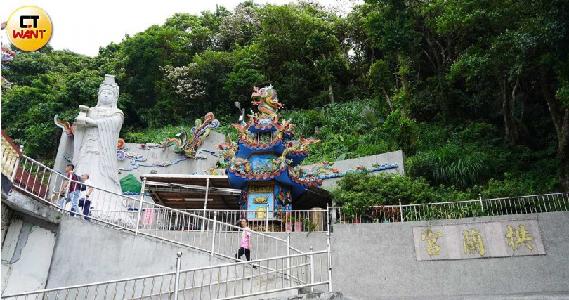 拱蘭宮隨著龜山島居民遷村移至頭城，多年後也在宮廟旁立起媽祖巨像遙望龜山島方向、庇佑討海人。（圖／魏妤靜攝）