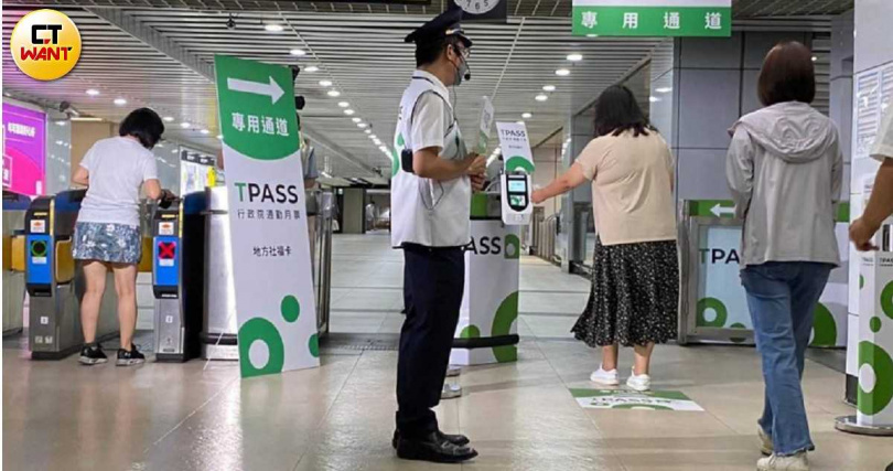 TPASS上路累計至5日，臺鐵使用達31.9萬人次。（圖／陳祐誠攝）