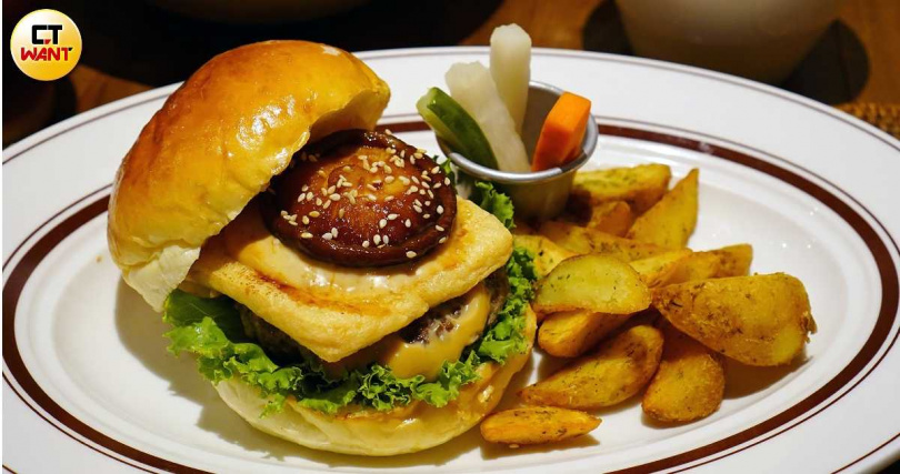 「炙烤油揚田樂牛肉堡」是青春．Aoharu Burger中唯一從田樂延續的餐點，但除了原本的手打牛肉漢堡排和香菇之外，又增加油揚豆皮。（280元，圖／魏妤靜攝）