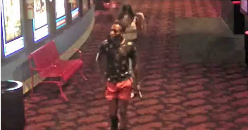 嫌疑人與穿著低胸背心的同行女子匆匆離開電影院。（圖／翻攝自FOX 35 Orlando）  