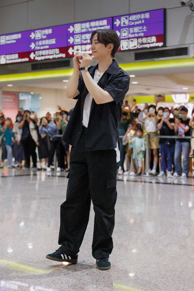 李俊昊一踏入機場大廳便引爆近700名粉絲熱烈尖叫，他展露親切笑容，手比各式愛心回應。（圖／品牌提供）