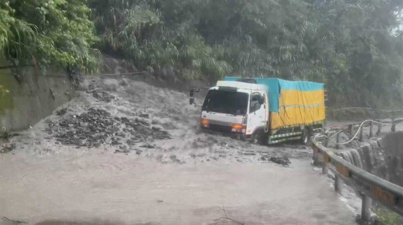 仁愛鄉力行產業道路（投89線）4公里處陷入土石流，有輛貨車行經該處、動彈不得，所幸車上司機及時脫困。（圖／翻攝畫面）