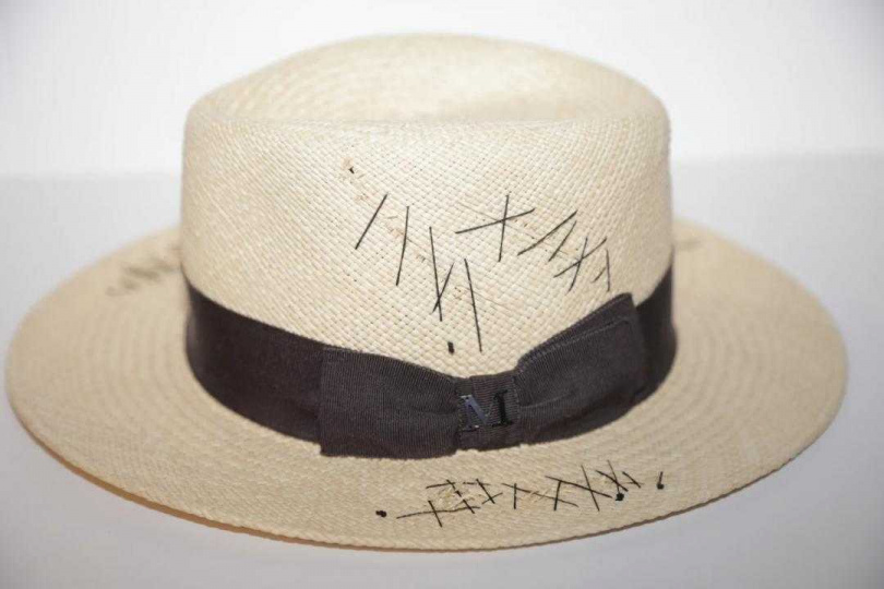 這頂帽子來自法國精品品牌Maison Michel。（圖／翻攝自微博）