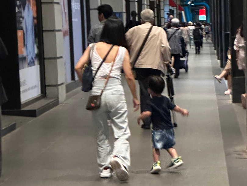 石英走在前方，兒媳帶著孫子在後方散步，畫面相當溫馨。（圖／讀者提供）