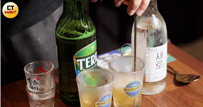 燒酒與啤酒3：7據說是最好喝的黃金比例，圖為「初飲初樂Zero燒酒」（右，260元）、「TERRA啤酒」。（150元，圖／林士傑攝）