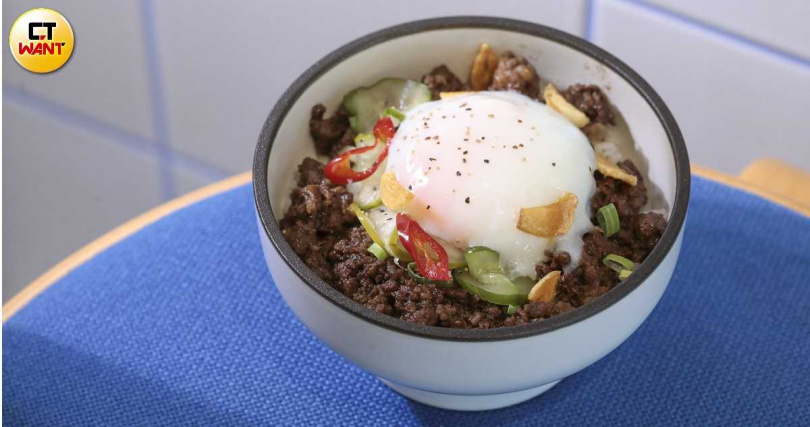 「牛滷肉飯」以牛絞肉取代常見的豬絞肉，突顯香甜肉味。（150元，圖／林士傑攝）