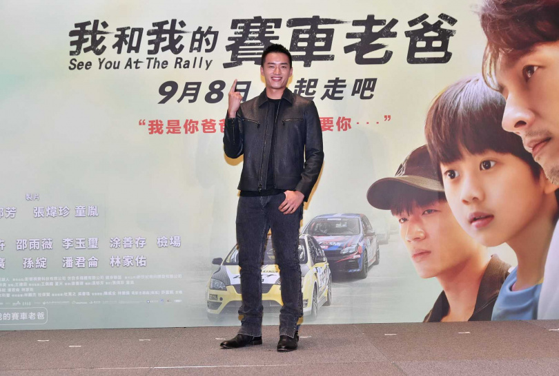 陳澤耀拍《我和我的賽車老爸》感謝温昇豪照顧。（圖／采昌提供）