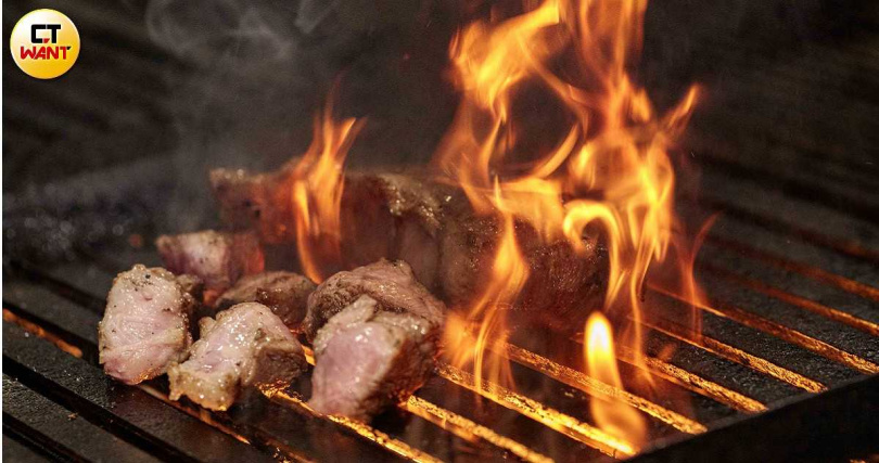 經過炭火洗禮的烤肉更添香氣，再剪成一塊塊適合入口的大小，包著生菜一起吃更是過癮。（圖／林士傑攝）