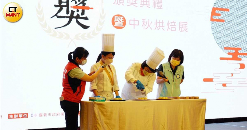 嘉義市長黃敏惠（右2）在職人教導下試做冰心月餅。（圖／魏妤靜攝，以下同）