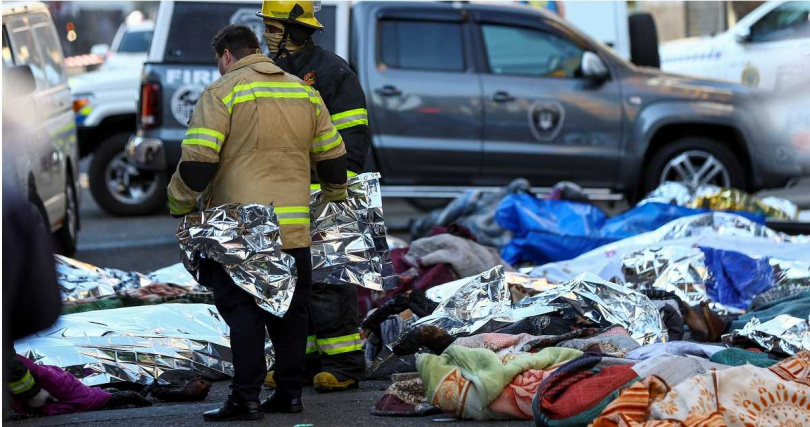 南非最大城市約翰尼斯堡一棟大樓驚傳火警，至少63人死亡、43人受傷送醫。（圖／達志／路透社）