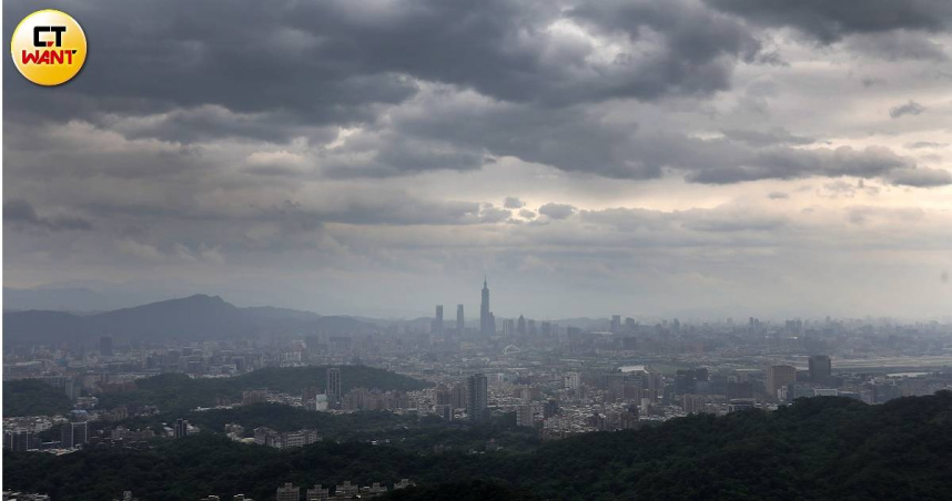 中颱卡努暴風圈靠近台灣，各縣市陸續宣布4日上班上課情況。（圖／方萬民攝）