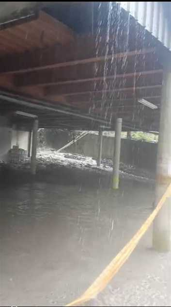 水悅館溫泉飯店在大雨侵襲下也成汪洋一片，所幸遊客已經疏散。（圖／翻攝畫面）