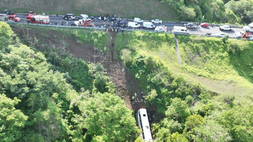 墨西哥巴士墜谷，至少造成15死21傷。（圖／翻攝DivergenteMedia推特）