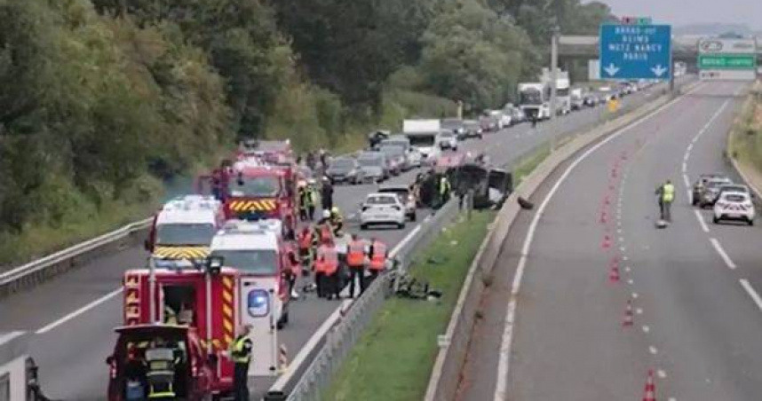 法國A26高速公路日前發生一起嚴重車禍。（圖／翻攝自鏡報）