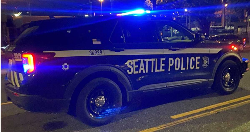 警方於凌晨5點左右趕到現場，並當場逮到周手上仍拿著刀。（圖／Seattle Police Department）