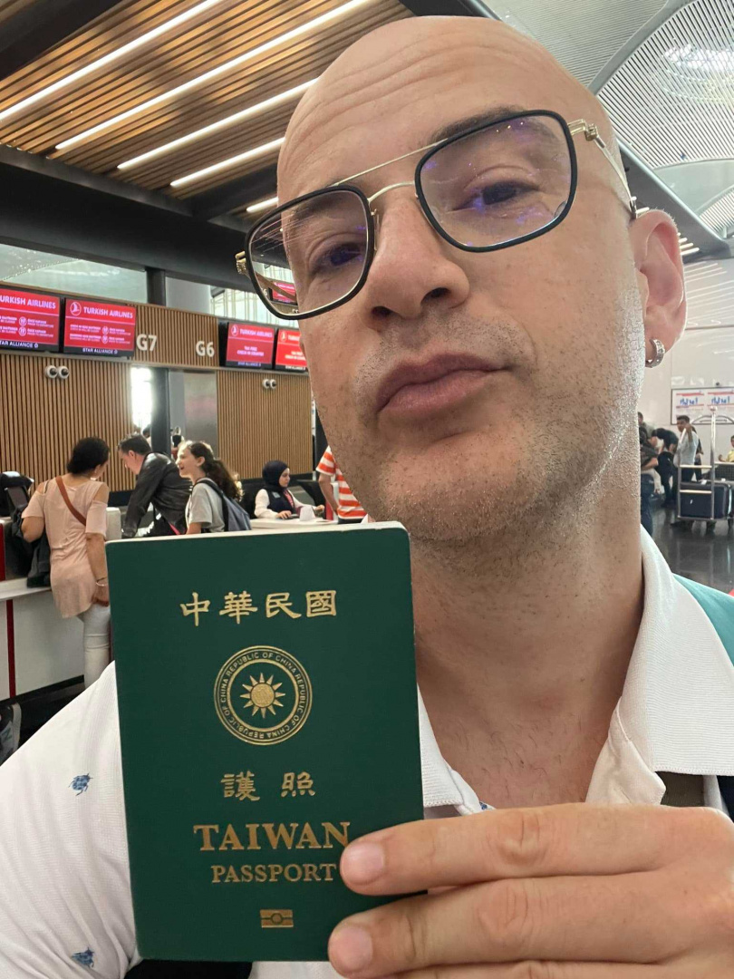 吳鳳表示，台灣人去奧地利不需要簽證，非常方便。（圖／翻攝自臉書／吳鳳 Rifat）