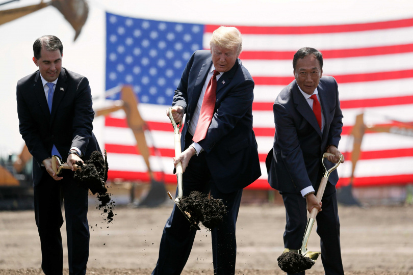 2018年時，鴻海創辦人郭台銘與時任美國總統川普，為威斯康辛州的富士康園區舉行破土動工典禮。（圖／達志／美聯社）