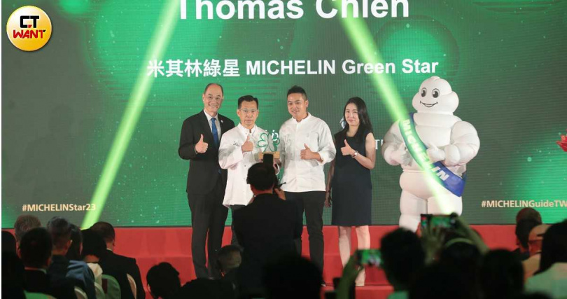 今年首度獲得米其林綠星的餐廳「THOMAS CHIEN Restaurant」，主廚簡天才上台領獎。　