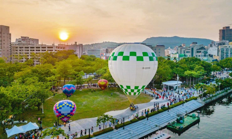 在愛河搭乘熱氣球冉冉升空，鳥瞰高雄的山海河景。