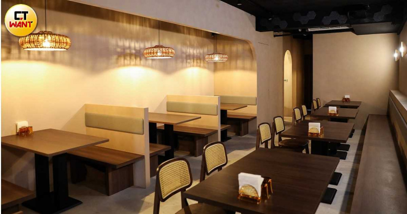 漾波的空間設計偏向日式侘寂又帶點暖調，與傳統清酒吧有所區隔。（圖／侯世駿攝）