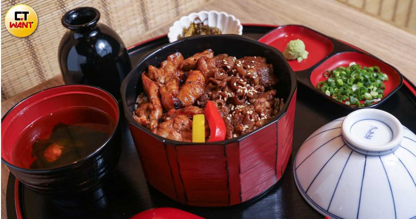 「牛雞鈴成飯」一樣可以三吃，雙拼時同樣搭配清爽的柴魚高湯。（330元）