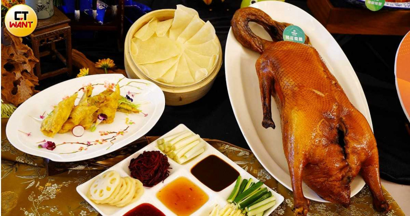 台北新板希爾頓酒店青雅中餐廳的「嫣紅燒鵝」獲得「名菜名點」，最近青雅品鵝宴因頗受好評，可能續推至明年中。（圖／魏妤靜攝）