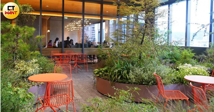 eslite premium 黑卡會員專屬空間還緊鄰野花園，為商場帶進綠意。