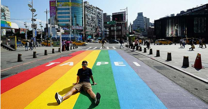 「2023 Color Taipei」系列活動於10月開跑，圖為捷運西門站6號彩虹地景。