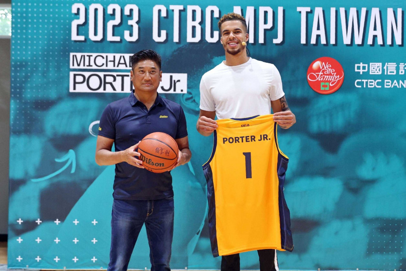 中信銀行贊助「2023 CTBC MPJ Taiwan Tour」， NBA球星小波特（右）今日與中信特攻交流，由中信反毒教育基金會董事長辜仲諒（左）送上印有背號1號及「PORTER JR.」的中信特攻球衣，小波特亦回贈簽名球。（圖／中信銀行提供）