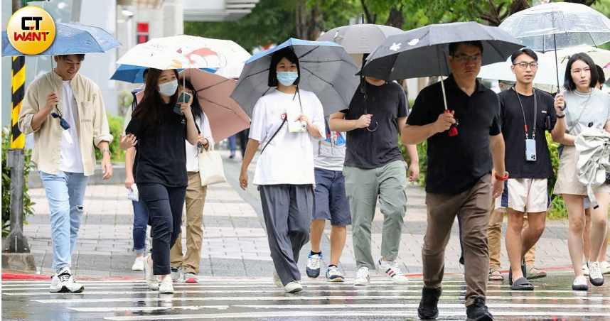 週末天氣中南部與山區仍會受到午後對流雲系影響，仍會有局部大雨發生機率。（圖／CTWANT攝）