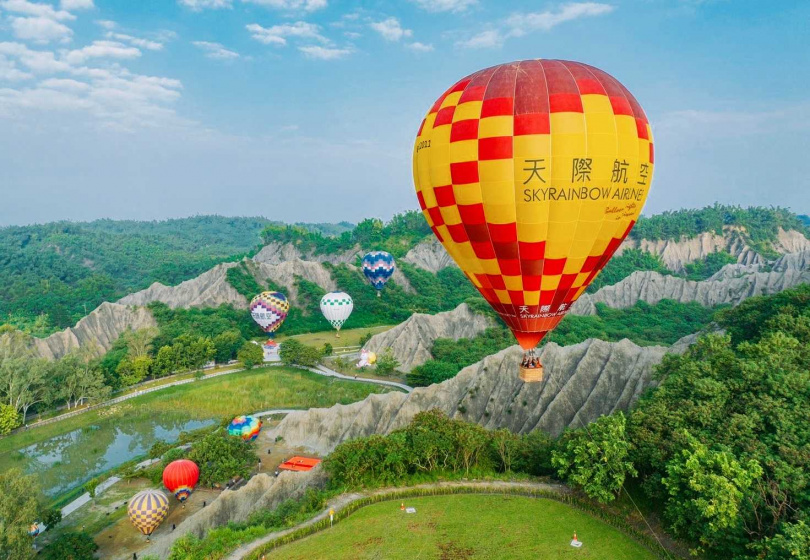 高雄田寮月世界的惡地地形與升空的熱氣球形成絕美景致。（圖／高雄市觀光局提供）