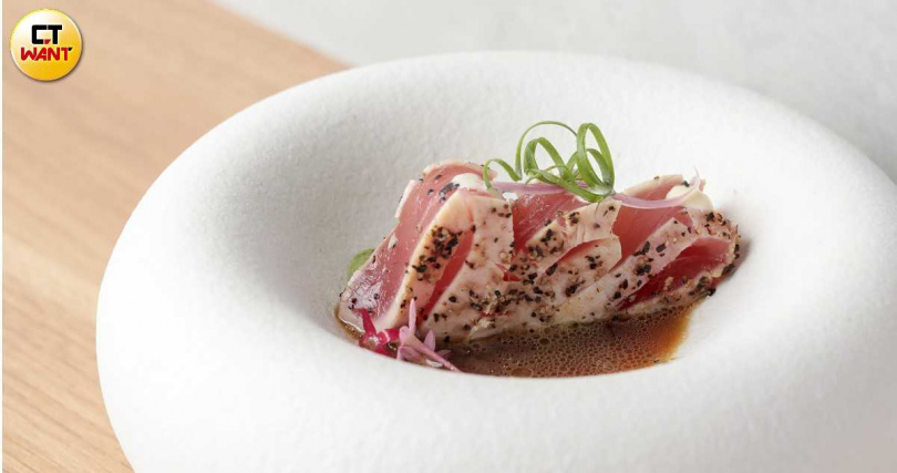 做為套餐首道的「SEARED PEPPER TUNA」，具有胡椒辛香與清爽柚香，正適合打開味蕾。（圖／林士傑攝）