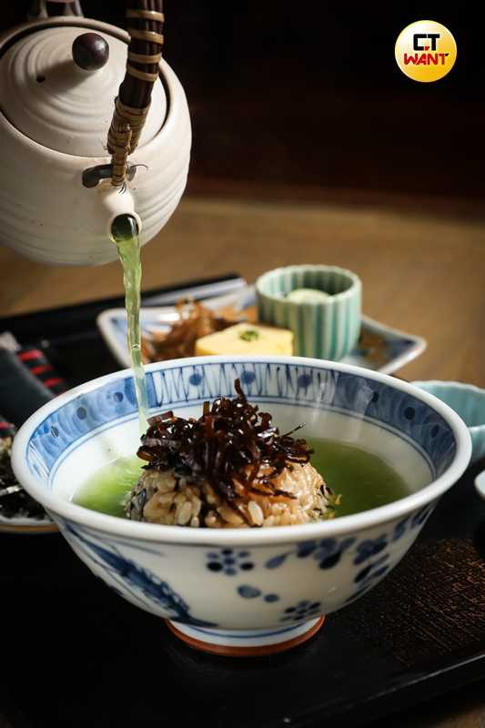 「茶泡飯」在食用時將抹茶玄米茶沿著飯糰周圍倒入，可形成如畫般的視覺效果，搭配京都鹹米果、芥末享用增添更多層次。（320元，圖／侯世駿攝）