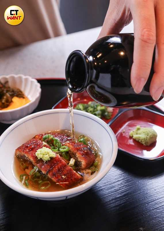 「鰻魚鈴成飯」的第三吃是淋上柴魚高湯，也可搭配芥末或漬物享用。（圖／趙文彬攝）